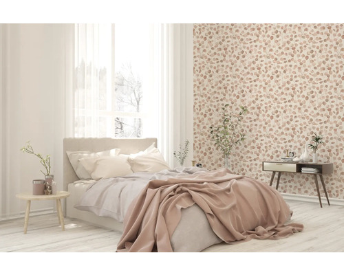 Helles Schlafzimmer mit Bett, Nachttisch und gemusterter Tapete