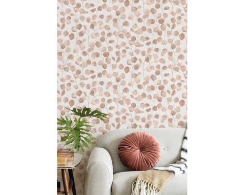 Wandgestaltung mit Tapete und Eukalyptusmuster hinter Couch