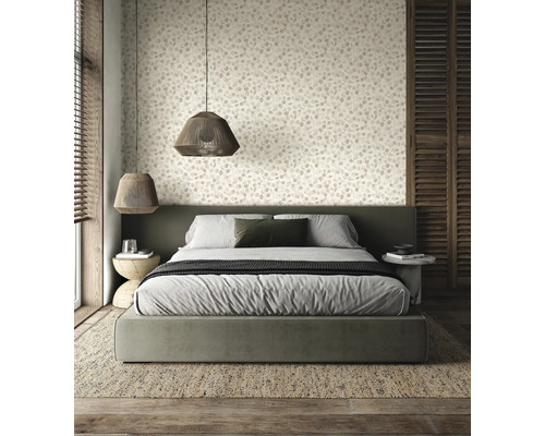 Schlafzimmer mit Doppelbett, Tapete und Lampen