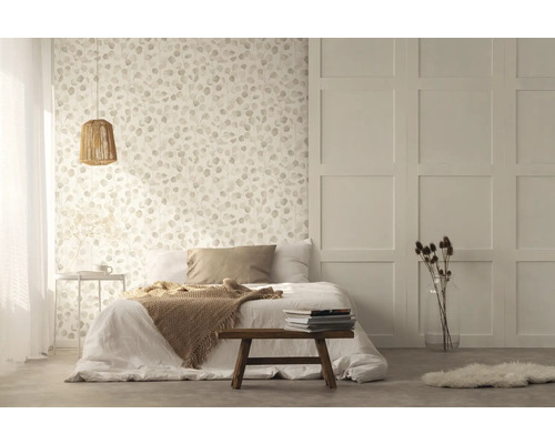 Helles Schlafzimmer mit Doppelbett, Nachttisch, Deckenleuchte und Tapete mit Blattmuster