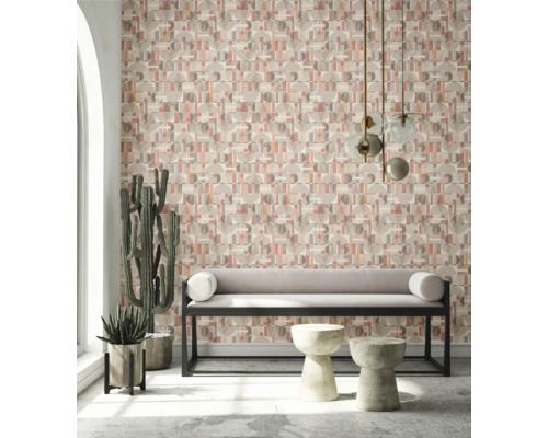 Heller Raum mit geometrischer Tapete, Bank und Dekorationsgegenständen