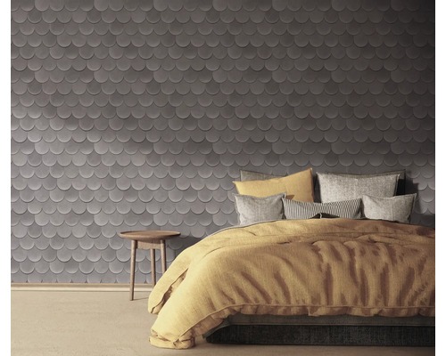 Schlafzimmer mit Bett und Wandgestaltung in Schuppenoptik