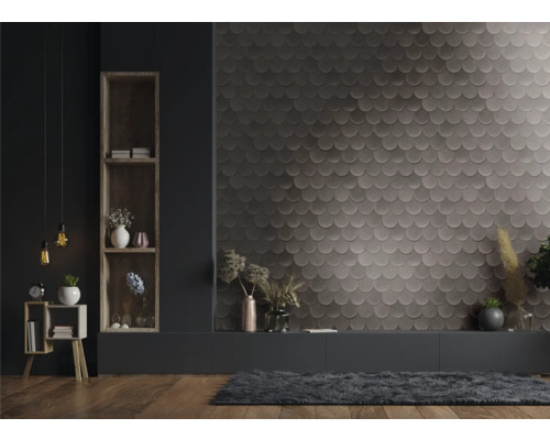 Wohnzimmer mit Wandverkleidung im Schuppendesign, Regalen und Holzfußboden