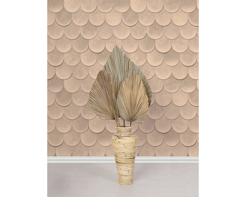 Dekorative Wandgestaltung mit Fischschuppenmuster und Bambusvase mit Trockenblumen