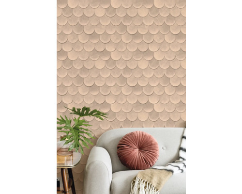 Wohnraum mit Tapete in Schuppenoptik und Sofa