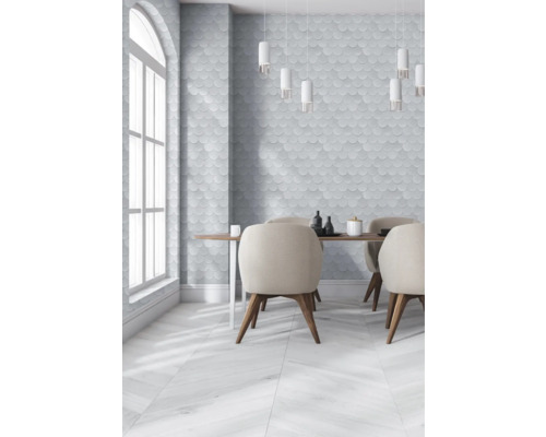 Heller Raum mit Esstisch, Stühlen und Wandgestaltung im Schuppenmuster