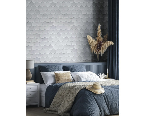 Schlafzimmer mit Bett, Nachttisch und Wandfliesen in Schuppenoptik