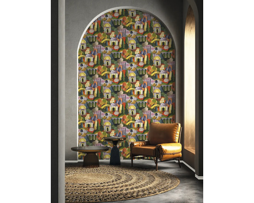 Raum mit gemusterter Tapete, Sessel und rundem Teppich