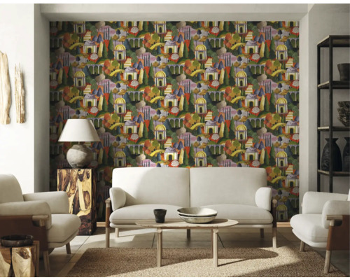 Wohnzimmer mit gemusterter Tapete, Sofa und Sesseln