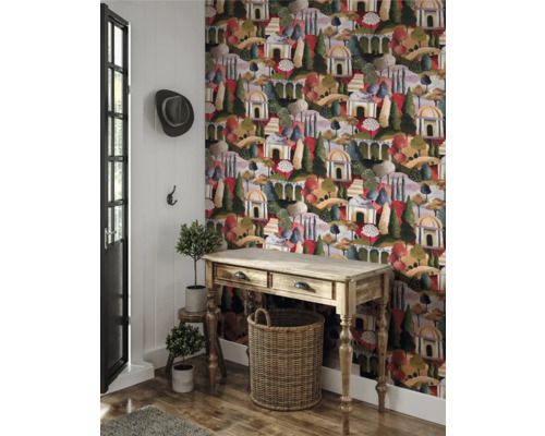 Dekoratives Interieur mit gemusterten Tapeten, Holztisch, Korb, Tür, Hut und Pflanzen.