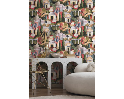 Dekoratives Wohnzimmer mit gemusterter Tapete, verziert mit Bäumen und architektonischen Elementen.