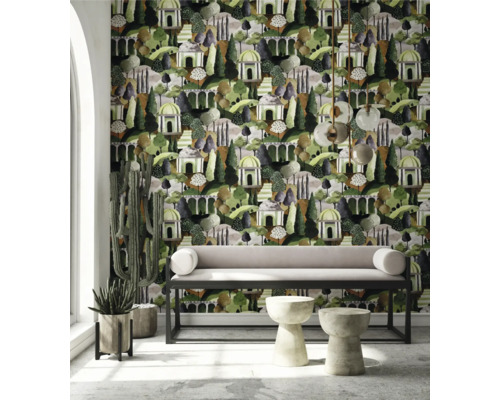 Raum mit gemusterter Tapete, Bank und dekorativen Elementen