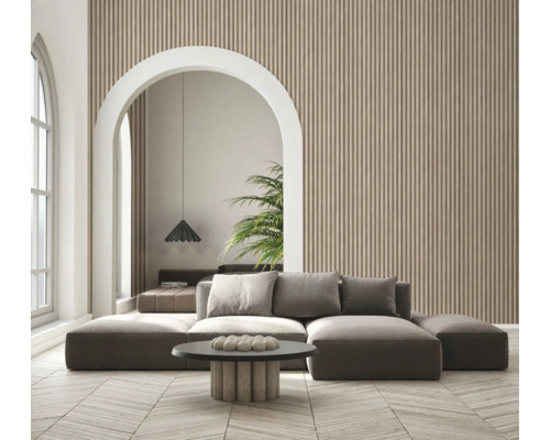 Wohnzimmer mit Sofa, Tisch und Wandpaneelen