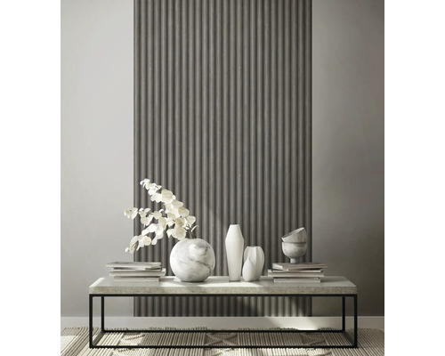 Dekoratives Wohnzimmer mit geriffelter Wand, Tisch, Büchern und Vasen