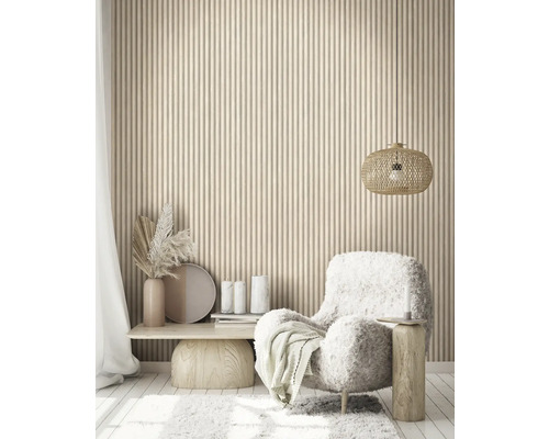 Wohnzimmer mit Sessel, Beistelltisch, Lampe und Wandverkleidung