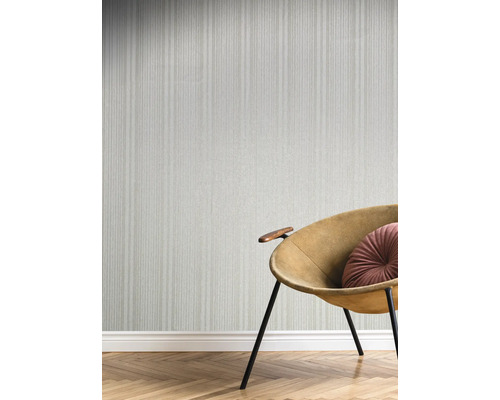 Wand mit vertikal gestreifter Tapete und Sessel