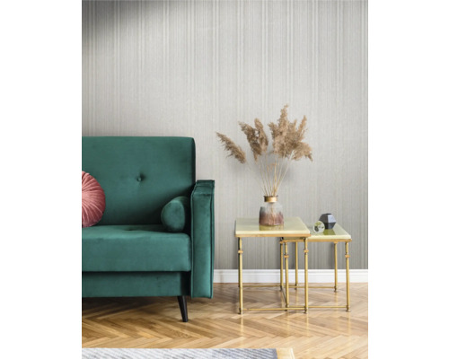 Innenraumszene mit Sofa, Tischchen und dekorativer Tapete