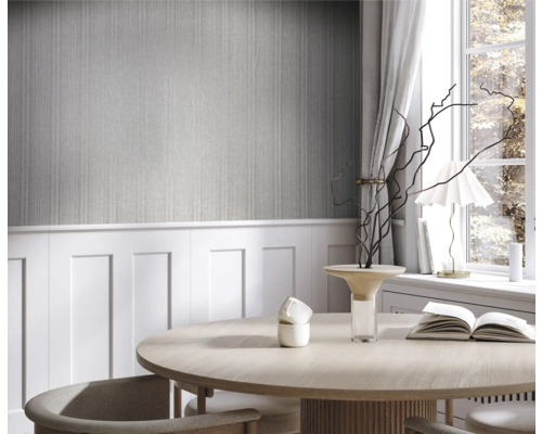 Innenraum mit grauer Tapete und weißen Wandpaneelen