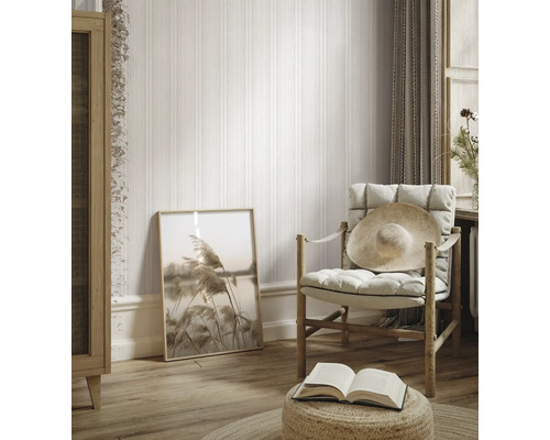 Heller Raum mit gestreifter Tapete, Sessel, Bild und Dekoration