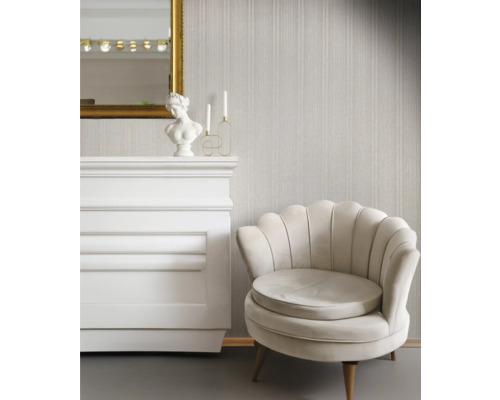 Dekoratives Interieur mit Sessel, Kaminattrappe und Spiegel