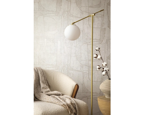Szene mit Sessel, Stehlampe und dekorativer Vase für ein stilvolles Interieur
