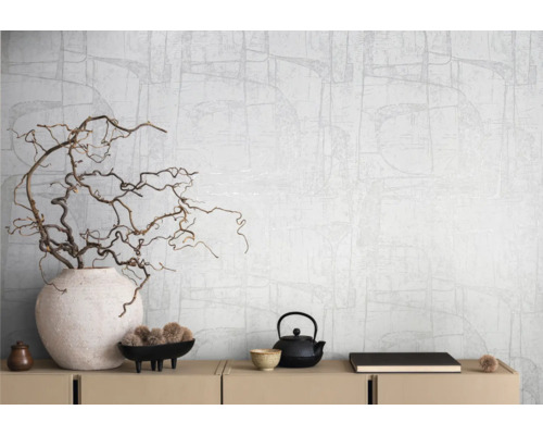 Szene mit gemusterter Tapete, Dekorationen und Anrichte für Wohnraumgestaltung.