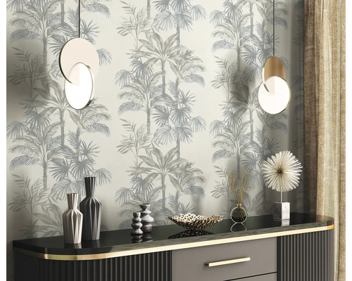 Dekoratives Interieur mit Tapete, Sideboard und Pendelleuchten