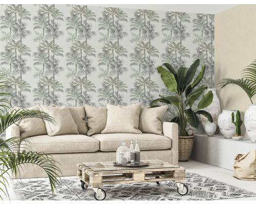 Wohnzimmer mit Palmenmuster-Tapete, Sofa, Pflanzen und Couchtisch aus Paletten