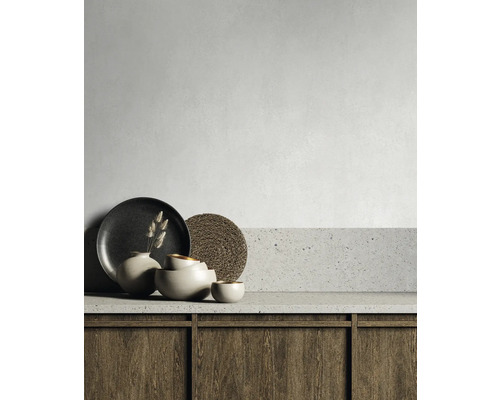 Dekorative Gegenstände auf einer Küchentheke aus Holz und Stein.