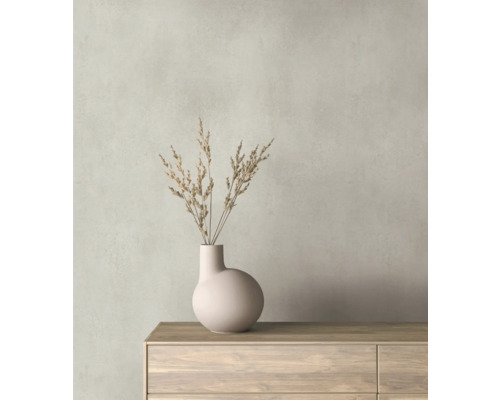 Dekorative Vase mit Trockenblumen auf einer Holzkommode