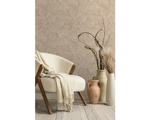 Dekoratives Zimmer mit Sessel, Vasen und geometrischer Tapete