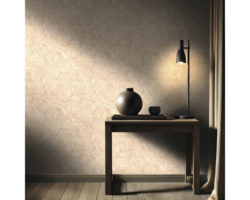 Raum mit geometrischer Tapete, Tisch, Lampe und Dekoration