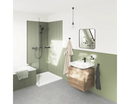 Badezimmer mit Dusche, Waschbeckenunterschrank und Spiegel