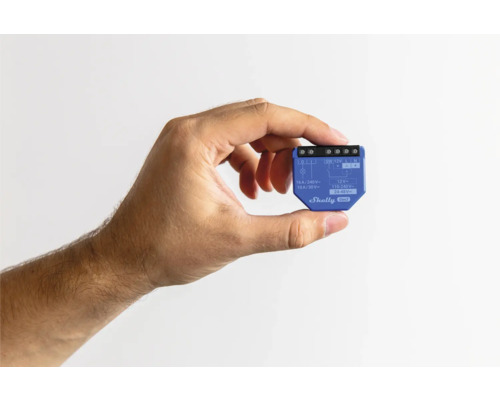 Shelly Gen3 Smart Home Relais in der Hand