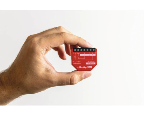 Eine Hand hält einen Shelly Gen3 Smart Home Schalter.