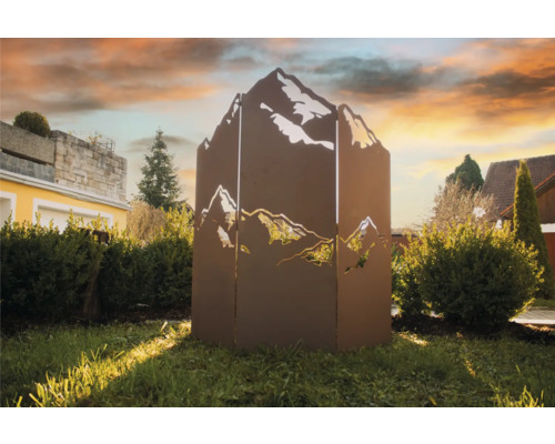 Dekorative Gartenskulptur aus Metall mit Bergsilhouette auf Rasen