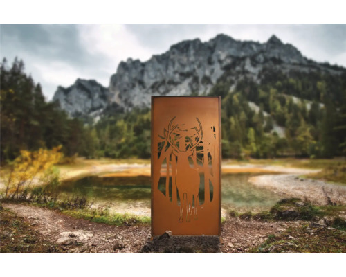 Dekorative Sichtschutzwand aus Metall mit Hirschmotiv im Garten