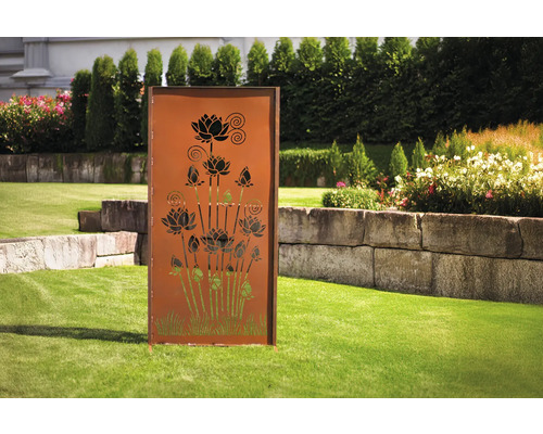 Dekorativer Garten Sichtschutz mit Lotusblütenmuster aus Metall auf Rasenfläche.
