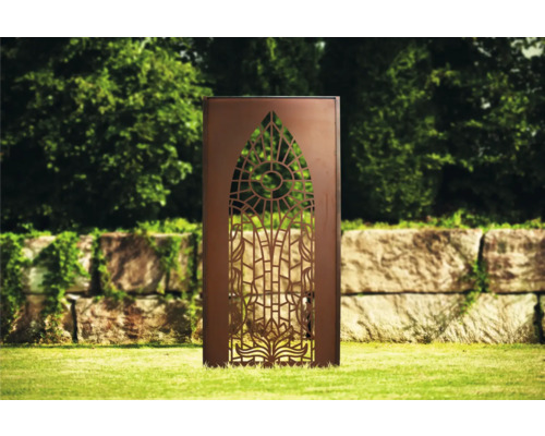Dekorative Gartenwand mit gotischem Muster auf Rasen