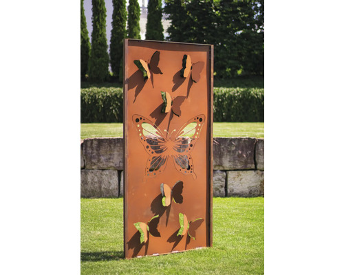 Dekorative Gartenelemente mit Schmetterlingsmuster aus Metall im Außenbereich