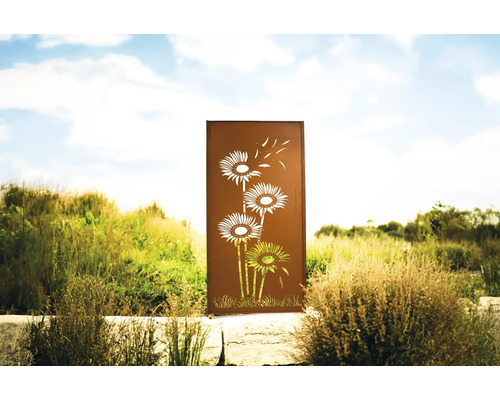 Dekorative Gartensichtschutzwand aus Metall mit Blumenmuster vor natürlicher Landschaft