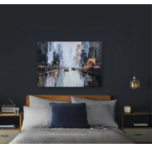 Schlafzimmer mit Bett, Nachttischen und einem Gemälde mit Stadtmotiv über dem Bett.