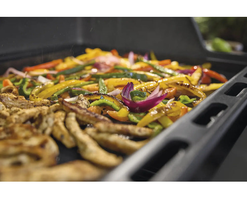 Grillplatte mit angebratenem Gemüse und Fleisch