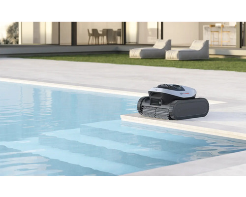 Schwimmbadreinigungsroboter am Poolrand