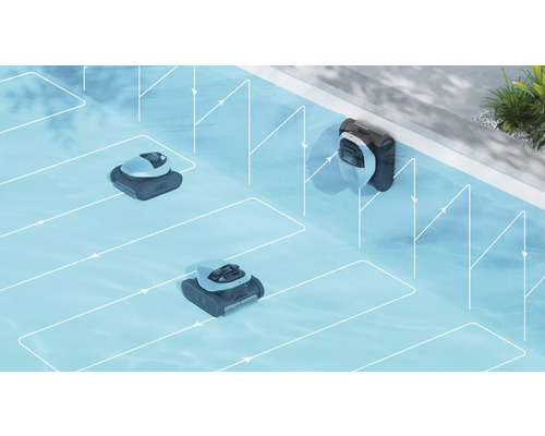 Drei Poolreinigungsroboter im Einsatz im Schwimmbad