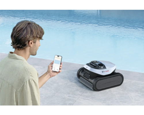 Mann bedient einen Poolreinigungsroboter mit einem Smartphone neben einem Schwimmbecken.