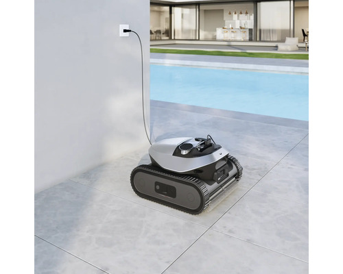 Poolreinigungsroboter lädt neben dem Schwimmbecken