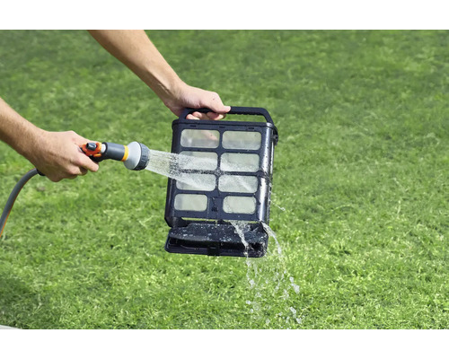Reinigung eines Teichfiltereinsatzes mit einem Gartenschlauch