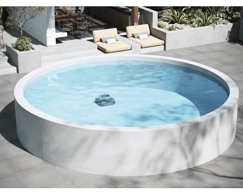 Runder Pool mit Poolreinigungsroboter im Garten