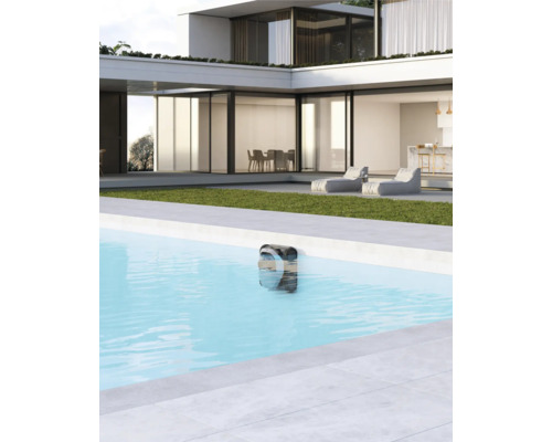 Szene mit Poolreinigungsroboter im Schwimmbecken vor modernem Haus.